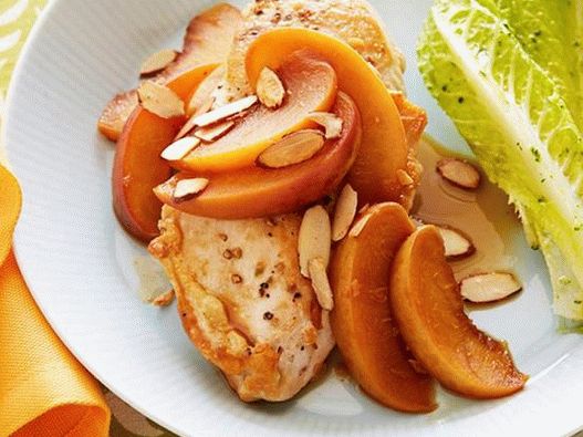 Fotografie smaženého kuřete v koláčové broskvové omáčce