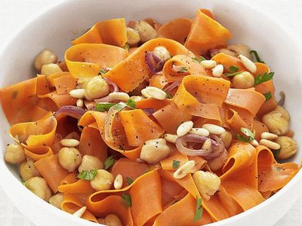 Foto pečená mrkev, cizrna a piniové oříšky