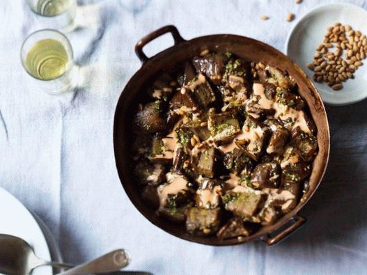 Fotografie smaženého lilku s pestem a pomerančovou majonézou