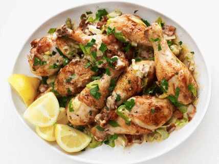 Fotografie pečených kuřecích stehen s pórkem