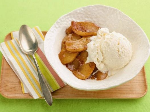 Fotografie smažených jablek na pánvi se zmrzlinou